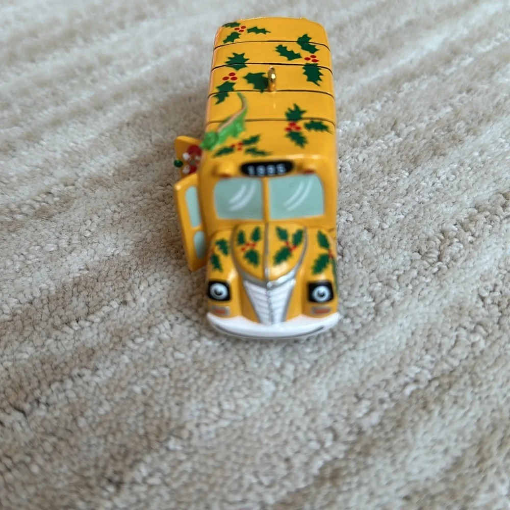 Vintage Hallmark Keepsake Ornament 1995 Magic School Bus